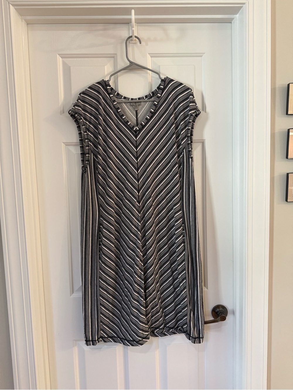 Talbots Striped V-Neck Short/cap Sleeve Dress in Black and White with pockets!